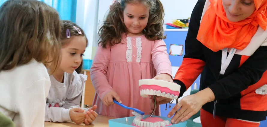 Pendant que les enfants jouent au docteur